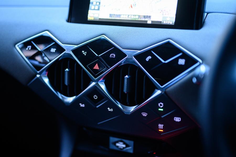 Детали интерьера DS 3 Crossback 2019 года  (JP) (фото 2 из 20)